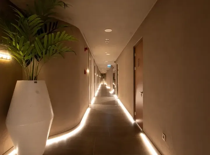 Loş ışıkta dinlendirici spa atmosferi