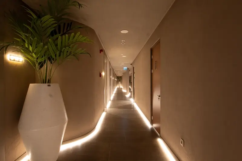 Loş ışıkta dinlendirici spa atmosferi